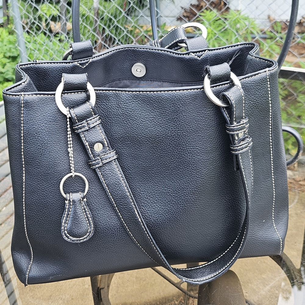 Croft & Barrow Black Leather Shoulder Bag with Structured Design